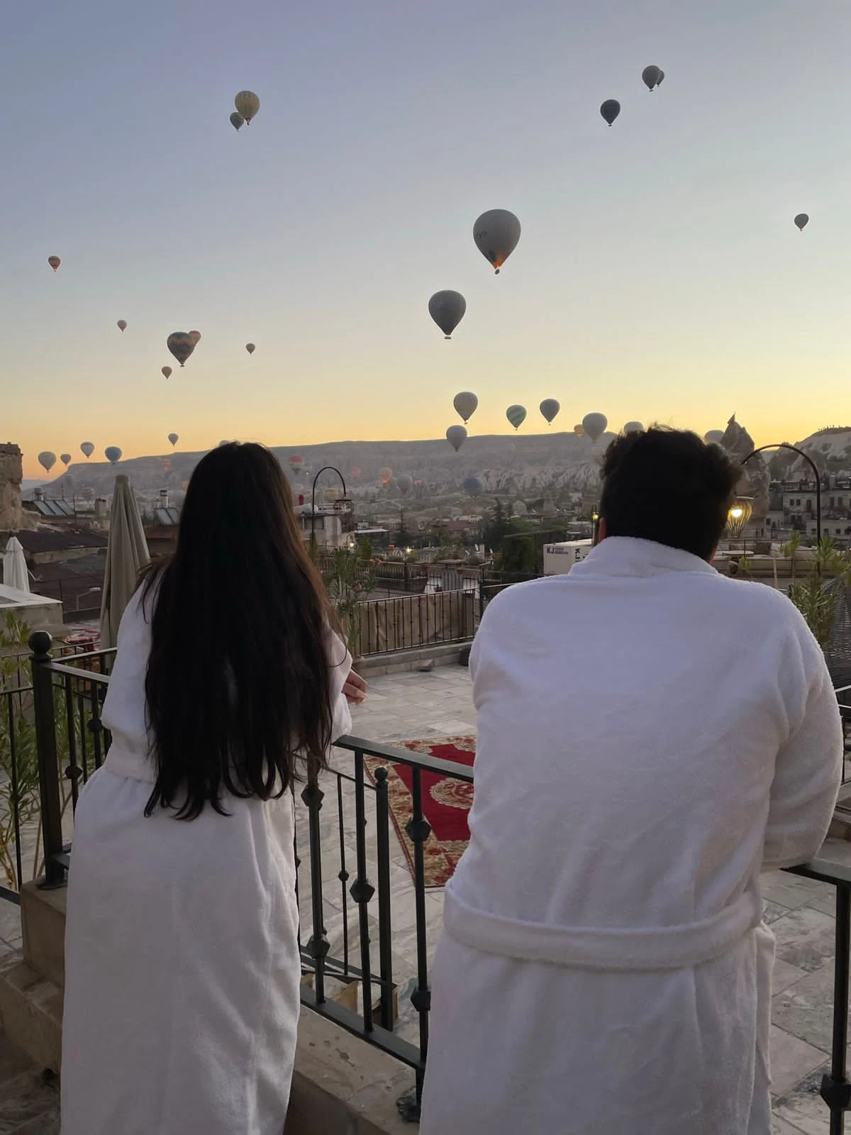 Victor e Carol observando os balões durante sua viagem à Turquia