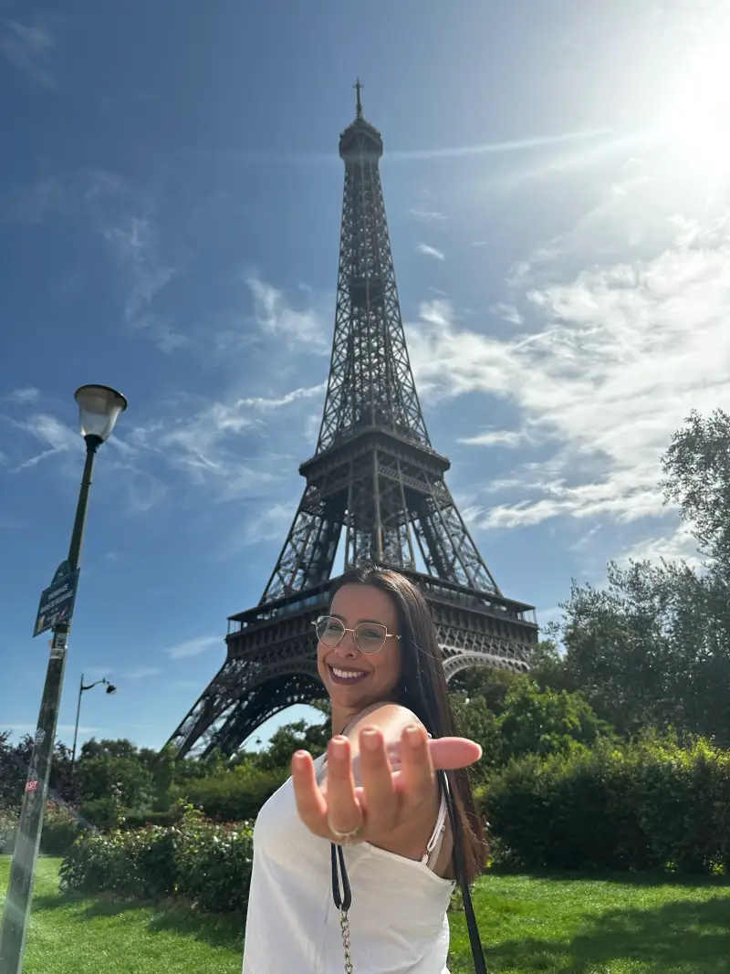 Jaque Lombardi em Paris, diante da Torre Eiffel